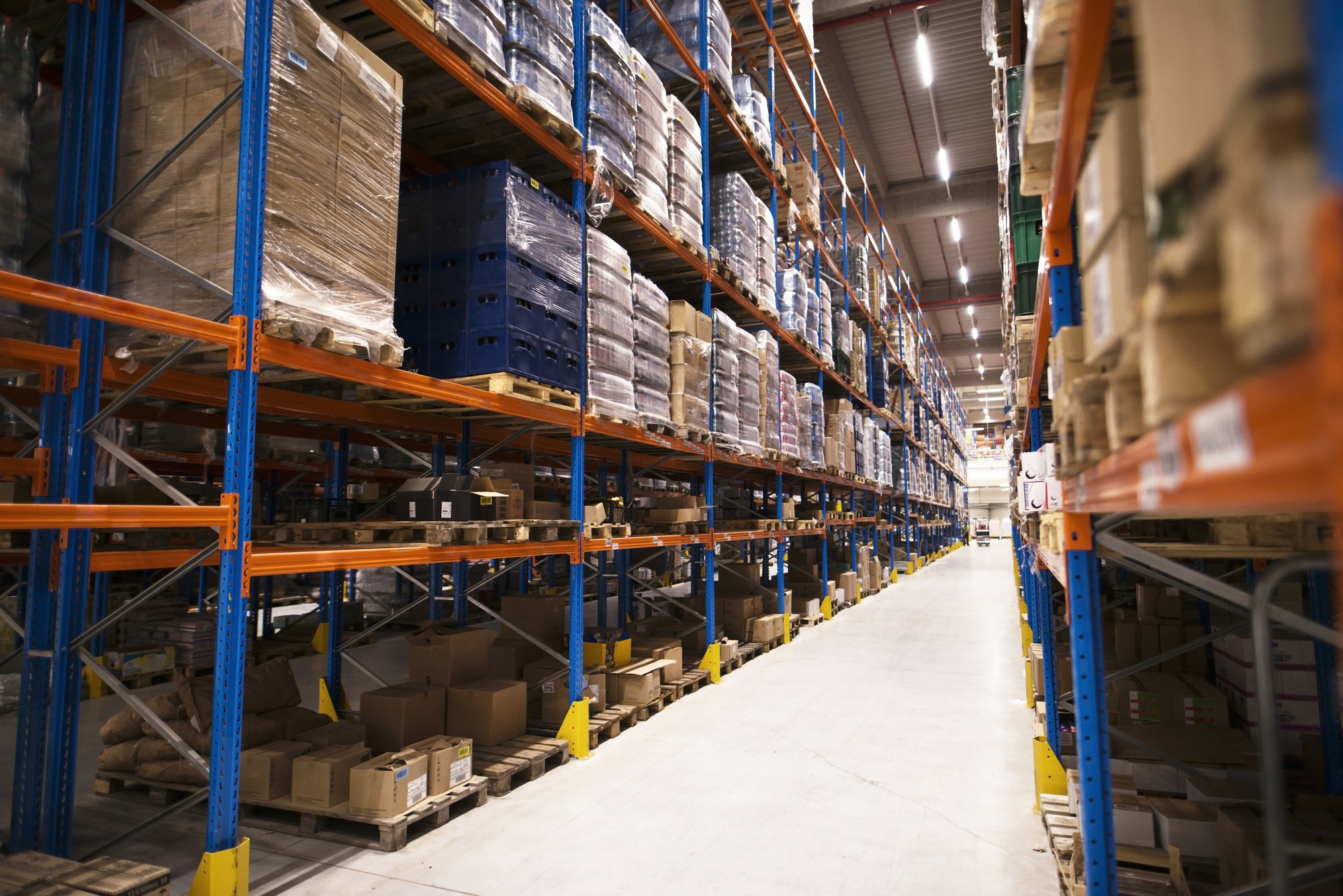 Caso real de bodega industrial con racks instalados, circulación clara y aprovechamiento de altura